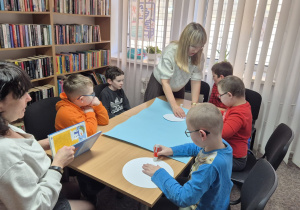 Lutowe spotkanie w bibliotece - na zdjęciu Krzysiu, Adaś, Szymon, Kuba i Yaroslav z p. Ewą i p. Kasią