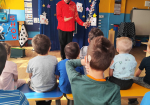 Dzieci oglądają występ iluzjonisty