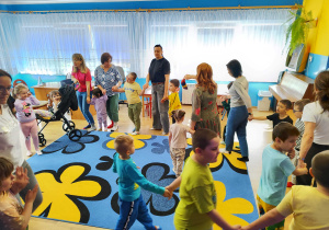 Przedszkolaki uczestniczą w zabawie ruchowej