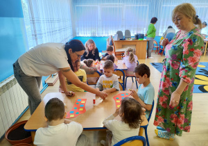 Dzieci z grupy 2 i 3 wyklejają skarpetkę
