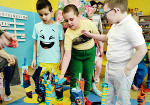 Dzieci szukają ukrytych zabawek w skarpetach