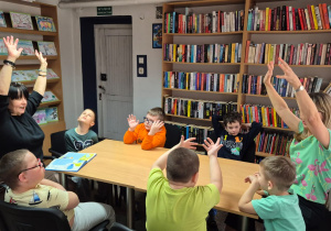 Chłopcy z panią Kasią i panią Ewą w bibliotece