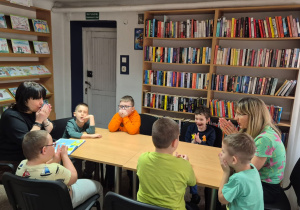 Chłopcy z panią Kasią i panią Ewą w bibliotece