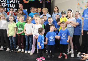 Uroczyste zakończenie części konkursowej - na zdjęciu Marysia, Antoś i Wiktor, w tle pozostali uczestnicy