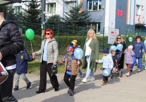 Przemarsz uczestników obchodów trasą osiedlową do Parku Solidarności