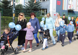Przemarsz uczestników obchodów trasą osiedlową do Parku Solidarności