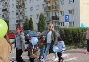 Przemarsz uczestników obchodów trasą osiedlową do Parku Solidarności