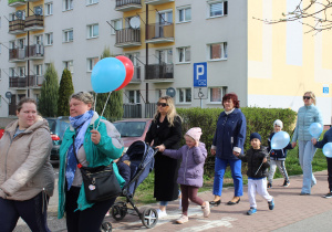 Przemarsz uczestników obchodów trasą osiedlową do Parku Solidarności