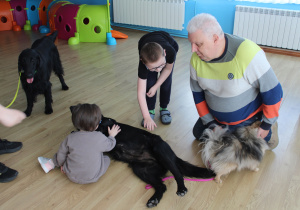 Kwietniowe zajęcia z dogoterapii - na zdjęciu Adaś i Marysia z pieskami