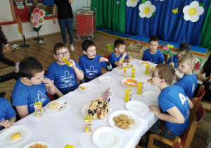 Spotkanie Integracyjne w Publicznym Przedszkolu Nr 6 w Radomsku - na zdjęciu dzieci z naszego przedszkola w trakcie słodkiego poczęstunku
