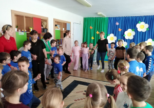 Spotkanie Integracyjne w Publicznym Przedszkolu Nr 6 w Radomsku - na zdjęciu wszystkie przedszkolaki w trakcie zabawy w kole