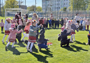 "Żywa Flaga Biało - Czerwona" - występy dzieci z Publicznego Przedszkola Nr 1 w Radomsku