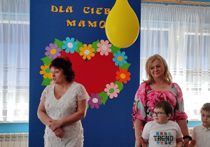 Pani dyrektor wita przybyłych gości