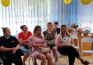 Mamy oglądają występ swoich pociech