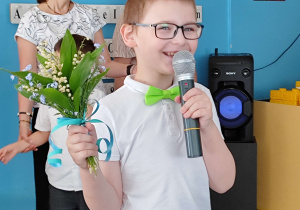 Adaś recytuje wierszyk