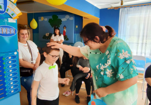 Adaś wręcza laurkę swojej mamie