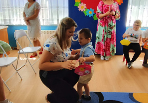 Antoś wręcza laurkę swojej mamie