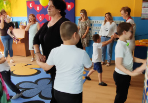 Dzieci tańczą ze swoimi mamami