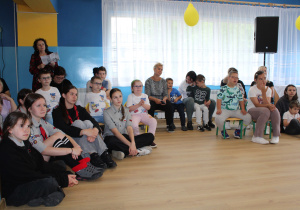 Festyn Rodzinny - na zdjęciu uczestnicy festynu podczas oglądania przedstawienia