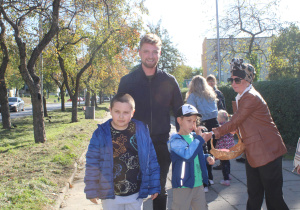 "Tydzień Budowania Relacji" - na zdjęciu przedszkolaki wręczają mieszkańcom papierowe serduszka