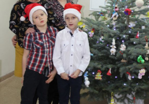 Choinka zielona zabawkami przystrojona