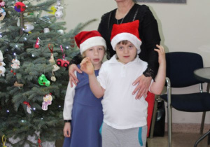 Choinka zielona zabawkami przystrojona