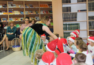 Choinka zielona zabawkami przystrojona