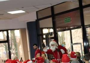 Choinka zielona zabawkami przystrojona