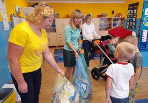 Pani Agnieszka z panią Kasią z wypełnionymi workami na śmieci.