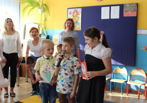 Miłosz, Lena i Adaś składają życzenia wszystkim pracownikom przedszkola