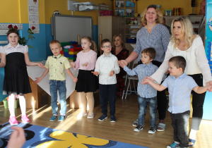 Kolejny taniec prezentują dzieci z paniami Agnieszką i Anią
