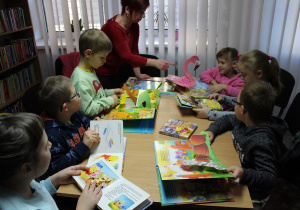 Przedszkolaki z p. Anią oglądają kolorowe książki