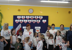 Społeczność przedszkola w trakcie śpiewania hymnu