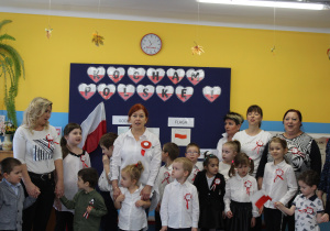 Społeczność przedszkola w trakcie śpiewania hymnu