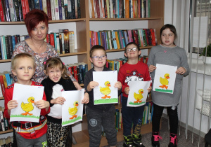 Dzieci z p.Anią prezentują własne prace