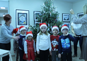 Twórcy naszego Drzewka Bożonarodzeniowego: Maja, Karol, Oliwka, Hana, Adaś i Jaś