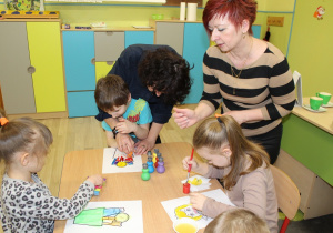 Dzieci malują ze wsparciem pań Ewy i Ani 2