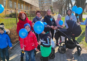 Dzieci wręczają baloniki mieszkańcom Radomska 2
