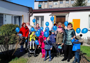 Przedszkolaki z niebieskimi balonikami i serduszkami