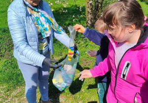 Przedszkolaki sprzątają pobliskie tereny zieleni 10