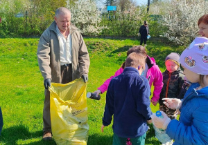 Przedszkolaki sprzątają pobliskie tereny zieleni 1
