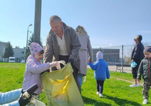 Przedszkolaki sprzątają pobliskie tereny zieleni 4