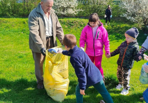Przedszkolaki sprzątają pobliskie tereny zieleni 5