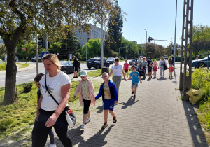 Przedszkolaki pod opieką Pań w drodze do MDK w Radomsku