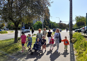 Przedszkolaki pod opieką Pań w drodze do MDK w Radomsku
