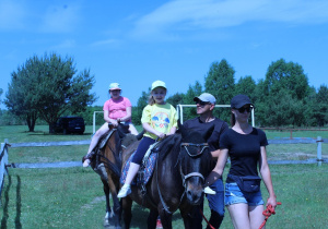 Hana i Lena na koniach