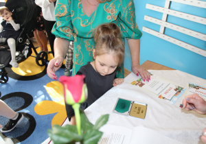 Liliana składa podpis w Kronice przedszkola