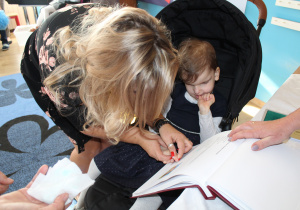 Nadia składa podpis w Kronice przedszkola