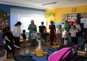 Przedszkolaki pod opieką Pań podczas występu artystycznego