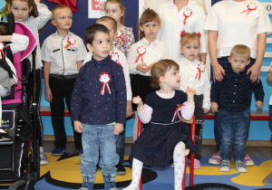 Przedszkolaki śpiewają hymn Polski 3